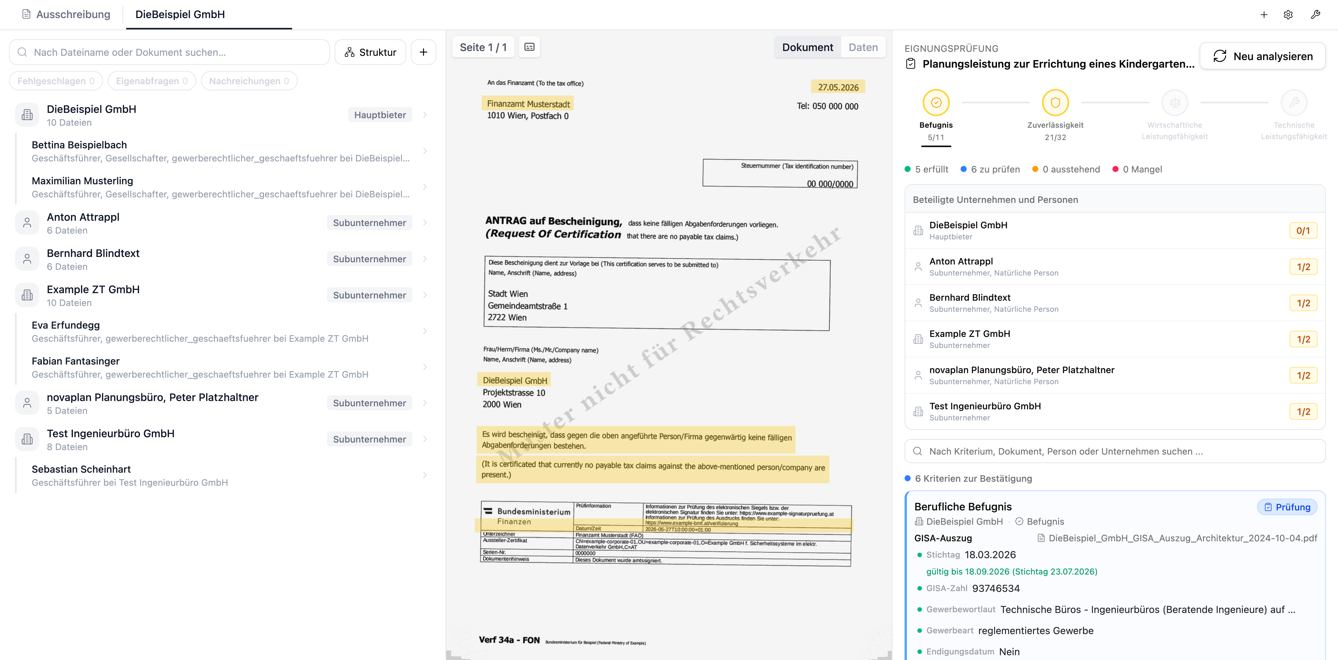 tendiq-Prüfansicht: Dokument mit hervorgehobenen Fundstellen links, Eignungsprüfung mit Status je Kriterium rechts.